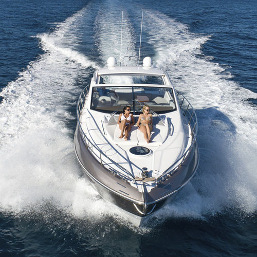 Lancha Express Cruiser com motor de centro - C44 - Sessa Marine - bimotor / com casco de planeio / com hard-top