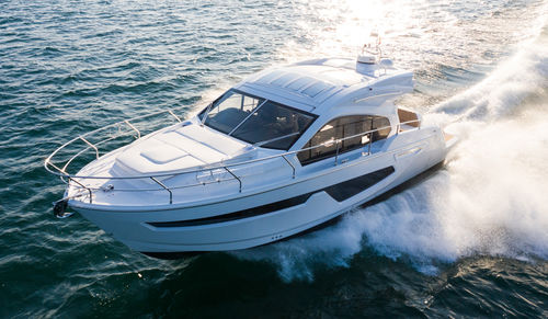 Lancha Express Cruiser com motor de centro - C42 - Sessa Marine - bimotor / com casco de planeio / com hard-top