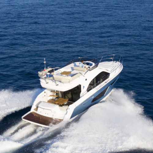 Lancha Express Cruiser com motor de centro - FLY 42 - Sessa Marine - bimotor / com casco de planeio / com flybridge