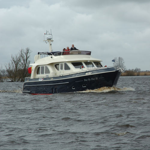 Lancha Express Cruiser com motor de centro - GV 1350 - Aquanaut - com flybridge / fluvial / 2 cabines