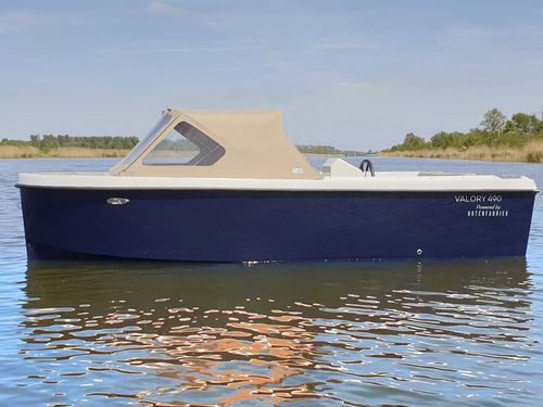 Lancha de console central com motor de popa - Premium V520 - Boatbuilding Motor Yacht Sp. Z o.o. - semirrígida / máx. 6 pessoas / com solário