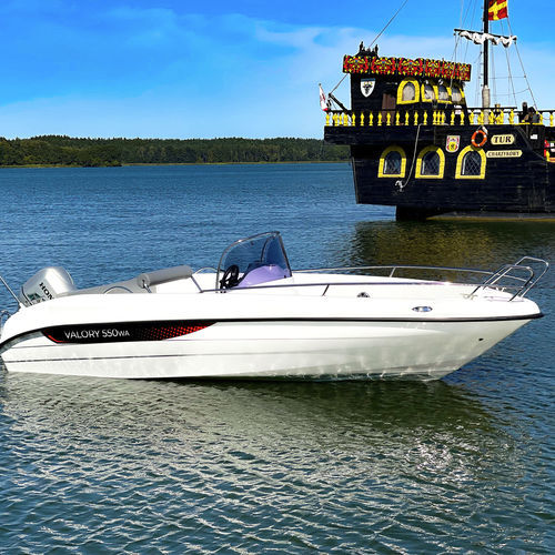 Lancha de console central com motor de popa - V550  - Boatbuilding Motor Yacht Sp. Z o.o. - semirrígida / clássica / máx. 6 pessoas
