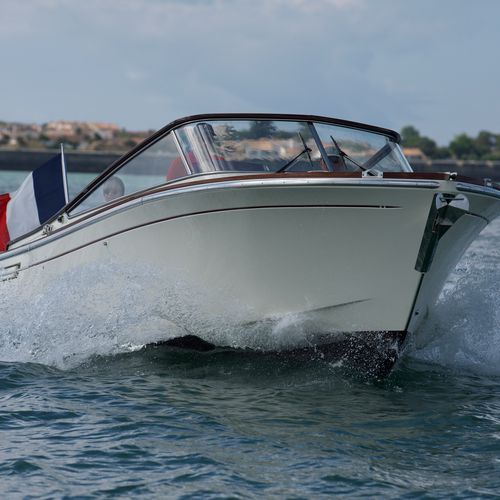 Lancha Day Cruiser com motor de centro - LADY JANE  - Tofinou - open / com cabine / clássica