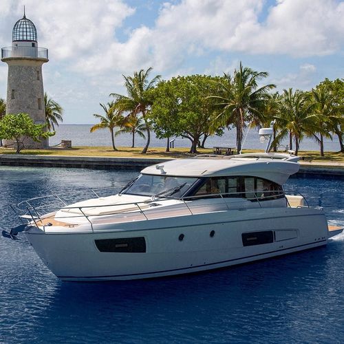 Lancha Express Cruiser com motor de centro - VIRTESS 420 - BAVARIA YACHT - bimotor / com flybridge / máx. 12 pessoas