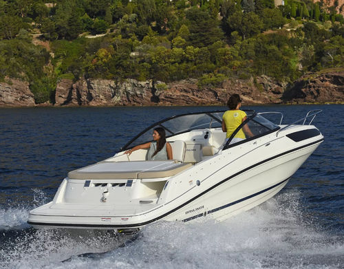 Lancha Day Cruiser com motor de centro - VR5 Cuddy - Bayliner - a diesel / open / com console dupla