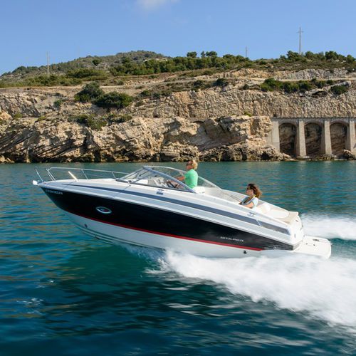 Lancha Cabin Cruiser com motor de centro - 742R - Bayliner - a diesel / open / com console dupla