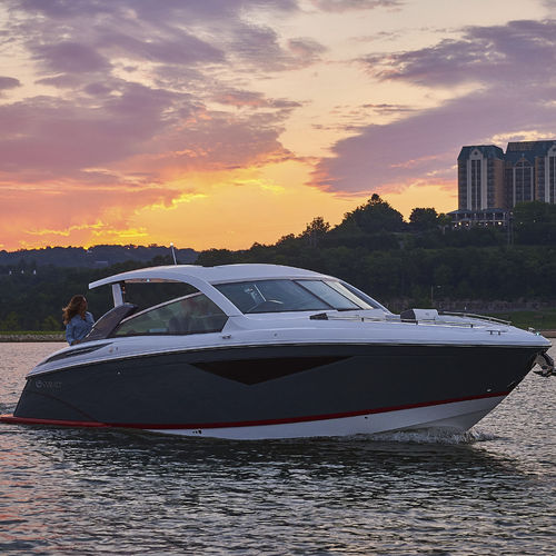 Lancha Cabin Cruiser com motor de centro - A36 - Cobalt Boats - bimotor / com hard-top / bowrider
