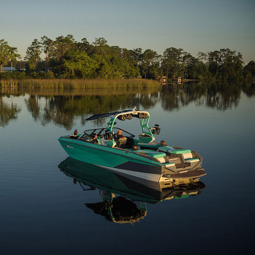 Lancha de proa aberta de wakeboard - SUPER AIR G25 - Nautique Boat Company - com motor de centro / com console dupla / bowrider