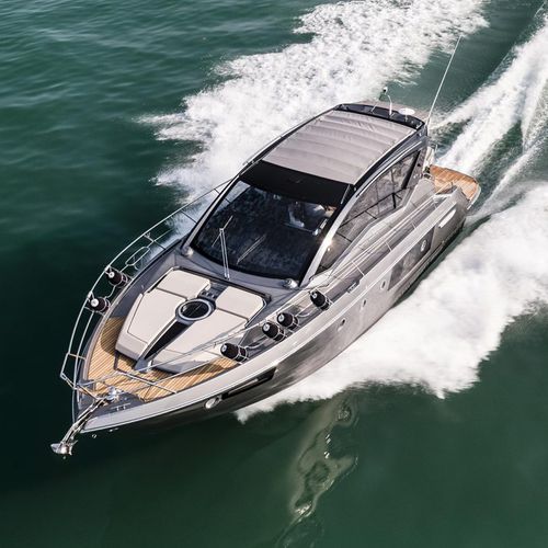 Lancha Express Cruiser com motor de centro - M44 HT - Cranchi - a diesel / bimotor / com hard-top