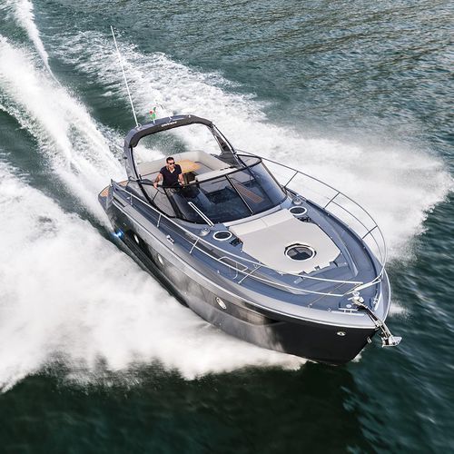 Lancha Express Cruiser com motor de centro - Z35 - Cranchi - bimotor / open / com console dupla