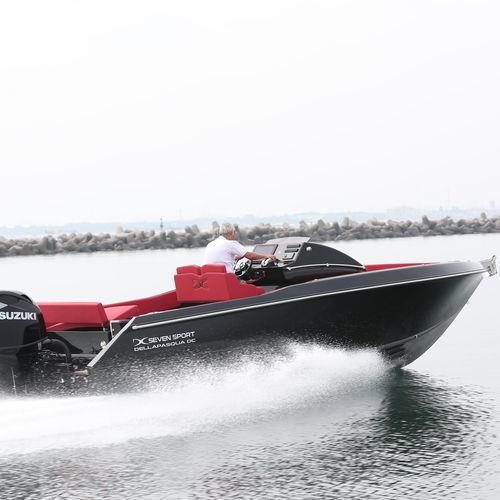 Lancha Day Cruiser com motor de popa - DC Seven  - Dellapasqua DC - com casco de planeio / open / com console central