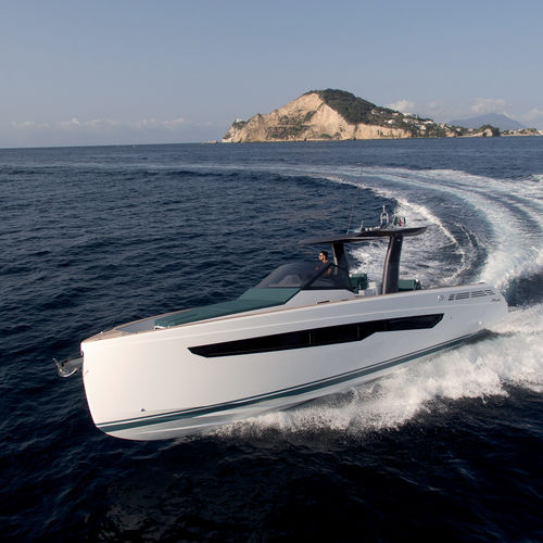 Lancha Express Cruiser com motor de centro - SEAWALKER 39 - Fiart Mare - bimotor / open / com console central