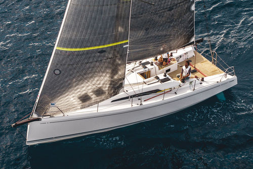 Veleiro de cruzeiro e regata - GS 34 - Grand Soleil Yachts - de regata oceânica / 2 cabines / pernoite para 4 pessoas