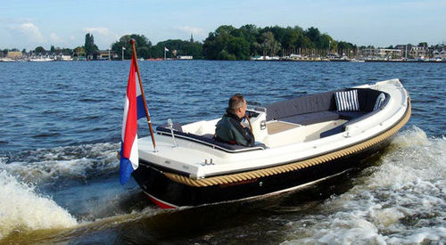 Bote com motor de centro - 19 - Interboat - open / com console central / máx. 9 pessoas