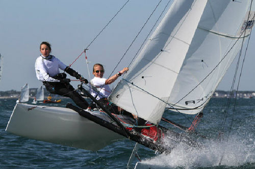Catamarã esportivo de regata - TYKA - 2win - para dois tripulantes / com dois trapézios / Formula 18