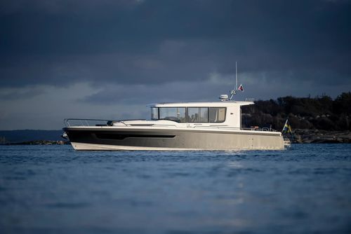 Lancha Express Cruiser com motor de centro - Sport Coupé 42 - Nimbus - bimotor / com casco escalonado / com casa do leme