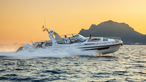 Lancha Express Cruiser com motor de popa - Sport Weekender 42 - Nimbus - bimotor / com casco escalonado / soft-top