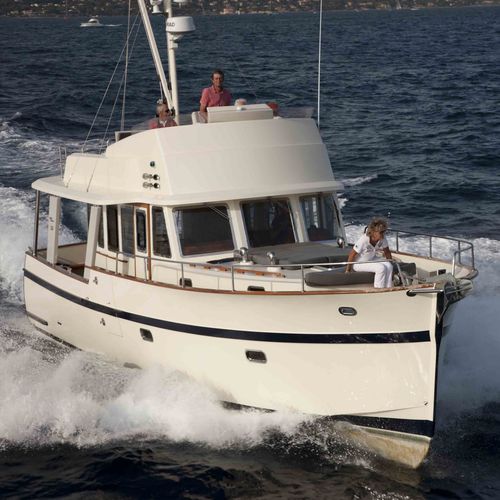 Trawler com motor de centro - 43 - Rhea Marine - a diesel / com flybridge / com casa do leme