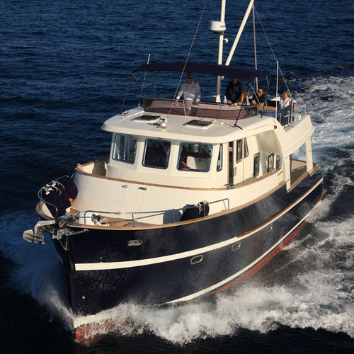 Trawler com motor de centro - 47 - Rhea Marine - a diesel / com casco de deslocamento / com flybridge
