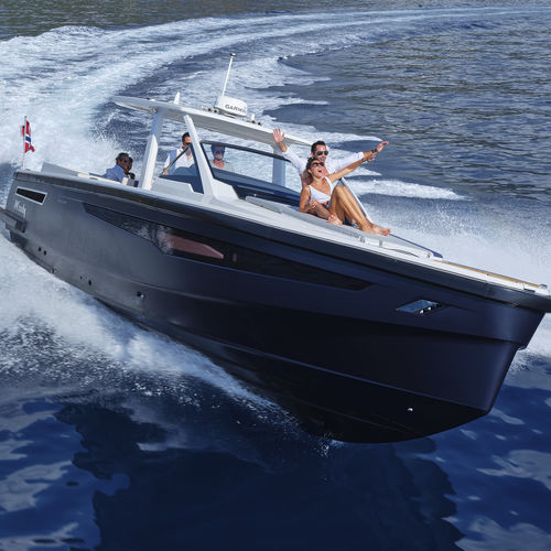 Lancha Express Cruiser com motor de centro - SR44 - Windy - bimotor / open / com console central