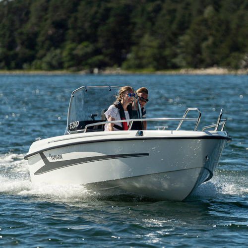Lancha de console central com motor de popa - 46 SC - Yamarin - com console lateral / de pesca esportiva / máx. 5 pessoas