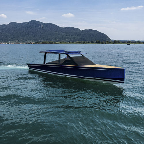 Lancha Express Cruiser com motor de centro - OVERSHADOW - Nautor Swan - bimotor / open / com console dupla