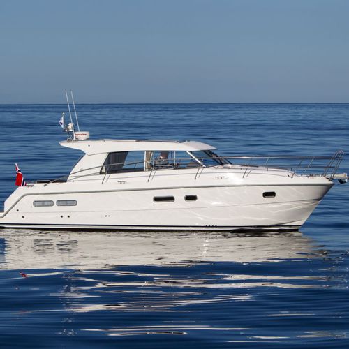 Lancha Express Cruiser com motor de centro - SAGA 365 - Saga boats - com hard-top