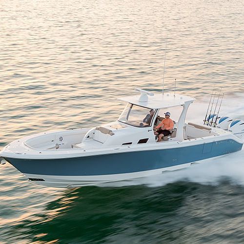 Lancha Express Cruiser com motor de popa - 370cc - EdgeWater Power Boats - trimotor / open / com console central