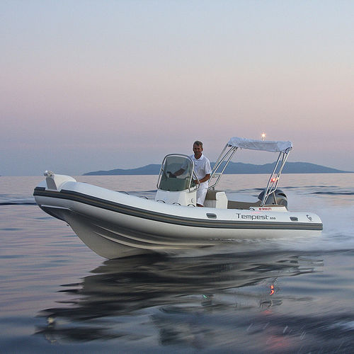 Barco inflável com motor de popa - TEMPEST 650 - Capelli - semirrígido / com console central / open