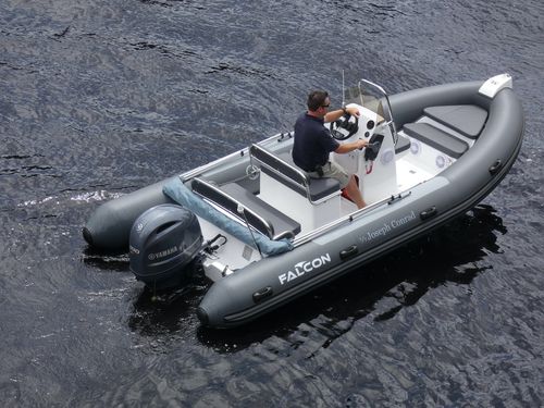 Barco inflável com motor de popa - 520  - Falcon Inflatables - bimotor / semirrígido / com console central