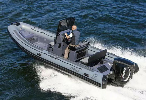 Barco inflável com motor de popa - PRO 7 - ZODIAC - bimotor / de casco rígido (RIB) / com console central