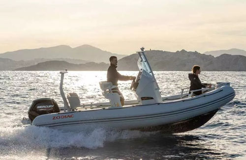 Barco inflável com motor de popa - 5.5 GULFSTREAM  - ZODIAC - semirrígido / open / com console lateral