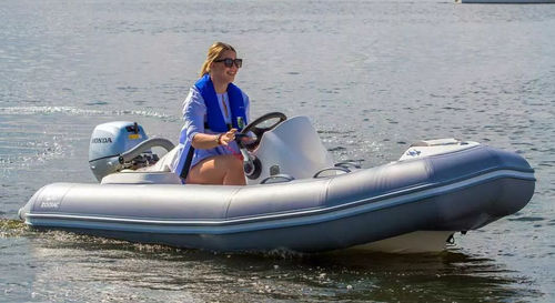 Barco inflável com motor de popa - YACHTLINE 360 - ZODIAC - de casco rígido (RIB) / com console lateral / open