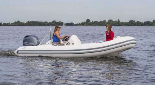 Barco inflável com motor de popa - YACHTLINE 490 - ZODIAC - de casco rígido (RIB) / com console lateral / open