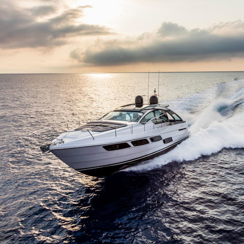 Iate a motor de alta velocidade - 5X - Pershing - com hard-top / IPS POD / 2 cabines
