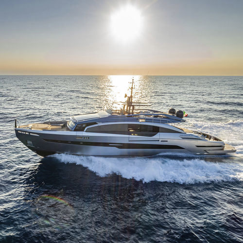 Superiate de cruzeiro - GTX116 - Pershing - com flybridge / V-drive / 5 cabines