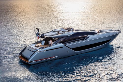 Iate a motor de cruzeiro - 88' FOLGORE - Riva - com flybridge / V-drive / 4 cabines