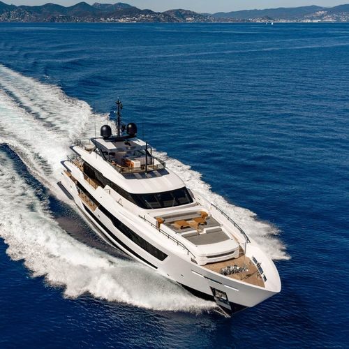 Superiate de cruzeiro - 140' - Custom Line Yacht - com casa de leme elevada / 5 cabines / com casco de planeio