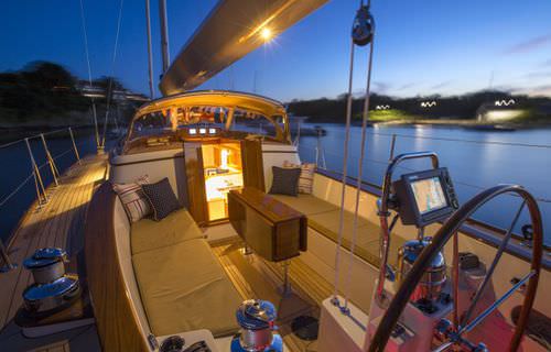 Iate à vela de cruzeiro - M52 - Morris Yachts - clássico / 2 cabines / de popa aberta
