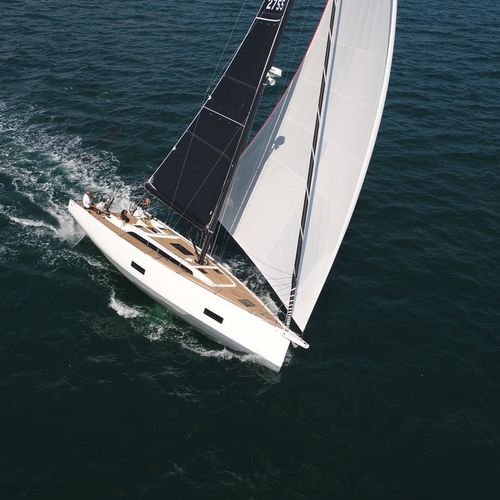 Veleiro de cruzeiro rápido - 44 - Solaris Yachts srl - de regata / 3 cabines / com gurupés