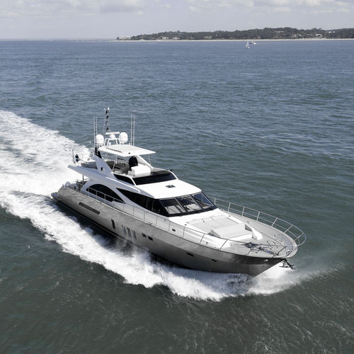 Iate a motor de cruzeiro - 2300 - Couach - com flybridge / com linha de eixo / 3 cabines