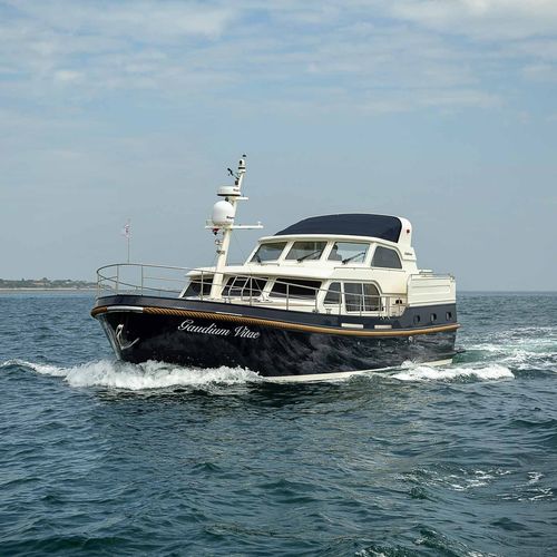 Iate a motor de cruzeiro - 500 AC Variotop® - Linssen Yachts B.V. - com flybridge fechado / 3 cabines / em aço