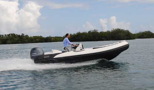Barco inflável com motor de popa - Como 18 - Novurania - semirrígido / com console central / open