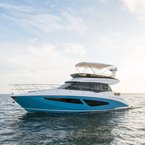Lancha Express Cruiser com motor de centro - 42 Fly - Regal - a diesel / bimotor / com flybridge