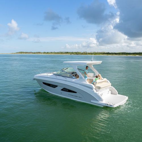 Lancha Express Cruiser com motor de centro - 33  - Regal - a diesel / bimotor / open
