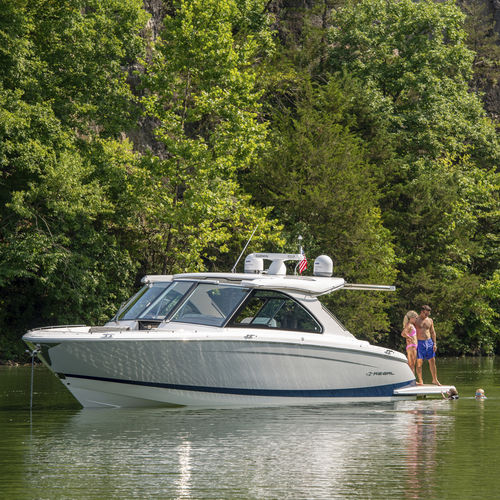 Lancha Express Cruiser com motor de centro - LS36 - Regal - bimotor / com console dupla / bowrider