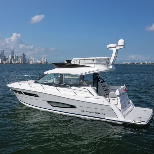 Lancha Express Cruiser com motor de centro - 38 FLY - Regal - bimotor / com flybridge / com cabine