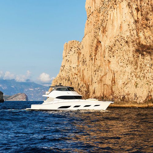 Iate a motor de cruzeiro - 68  - Riviera - esportivo / offshore / com flybridge fechado