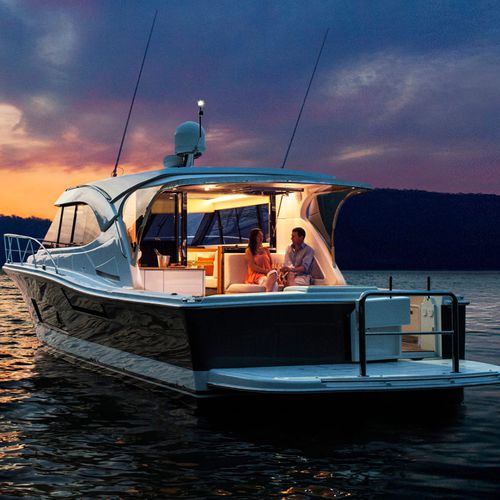 Lancha Express Cruiser IPS POD - 445 SUV - Riviera - a diesel / bimotor / com casco de planeio