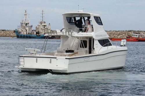 Lancha Express Cruiser catamarã - 350 Sportscruiser - LeisureCat - com motor de centro / a diesel / bimotor